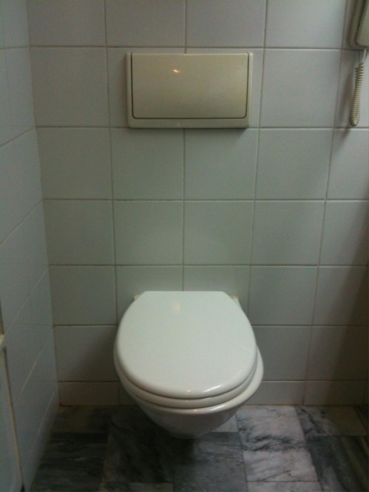 Ngồi nghịch điện thoại 30 phút trong toilet, nam thanh niên bị liệt hoàn toàn Ảnh 2