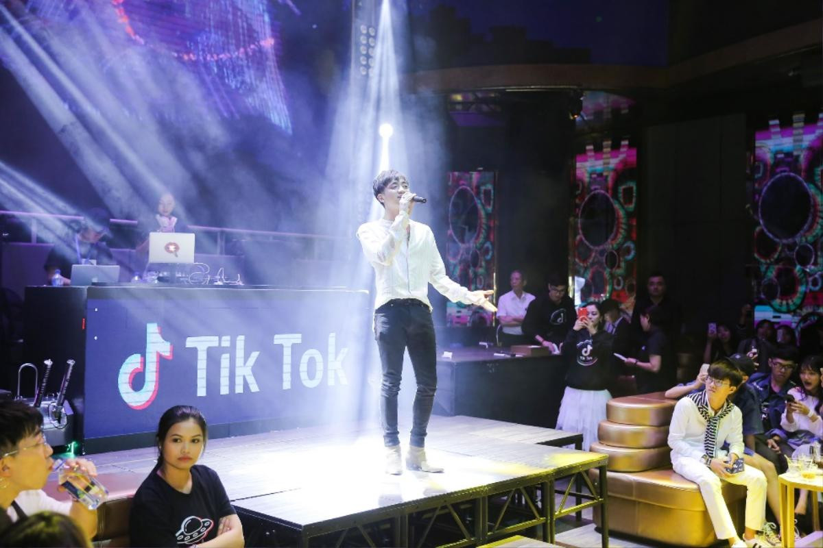 Soobin Hoàng Sơn đẹp tựa nam thần trong bữa tiệc Tik Tok khiến fan 'bấn loạn' Ảnh 1