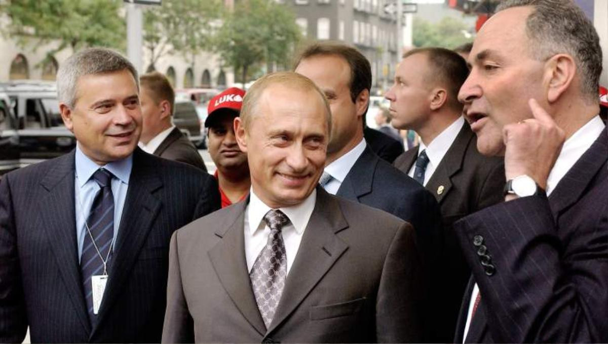 Tổng thống Putin qua 18 năm lãnh đạo Nga: Ngày càng trẻ trung và phong độ Ảnh 6