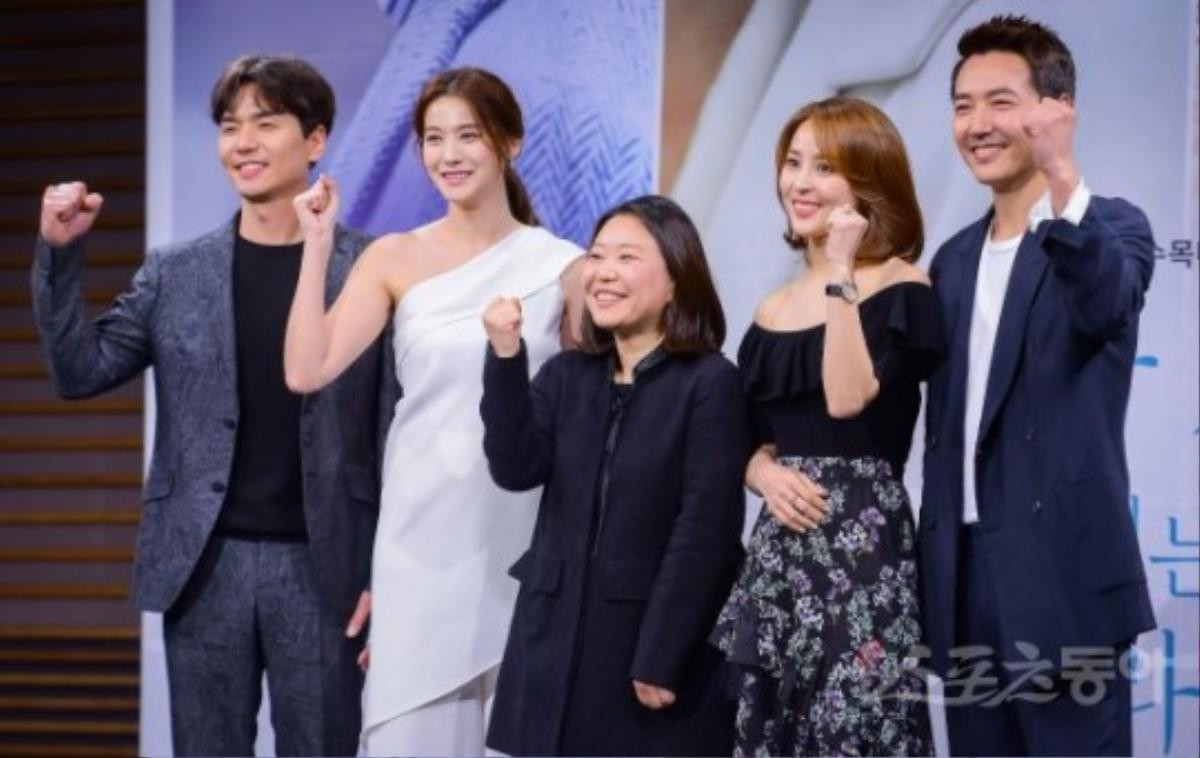 Han Hye Jin và Yoo In Young khoe sắc bên Yoon Sang Hyun tại họp báo 'Let’s Watch The Sunset' Ảnh 18