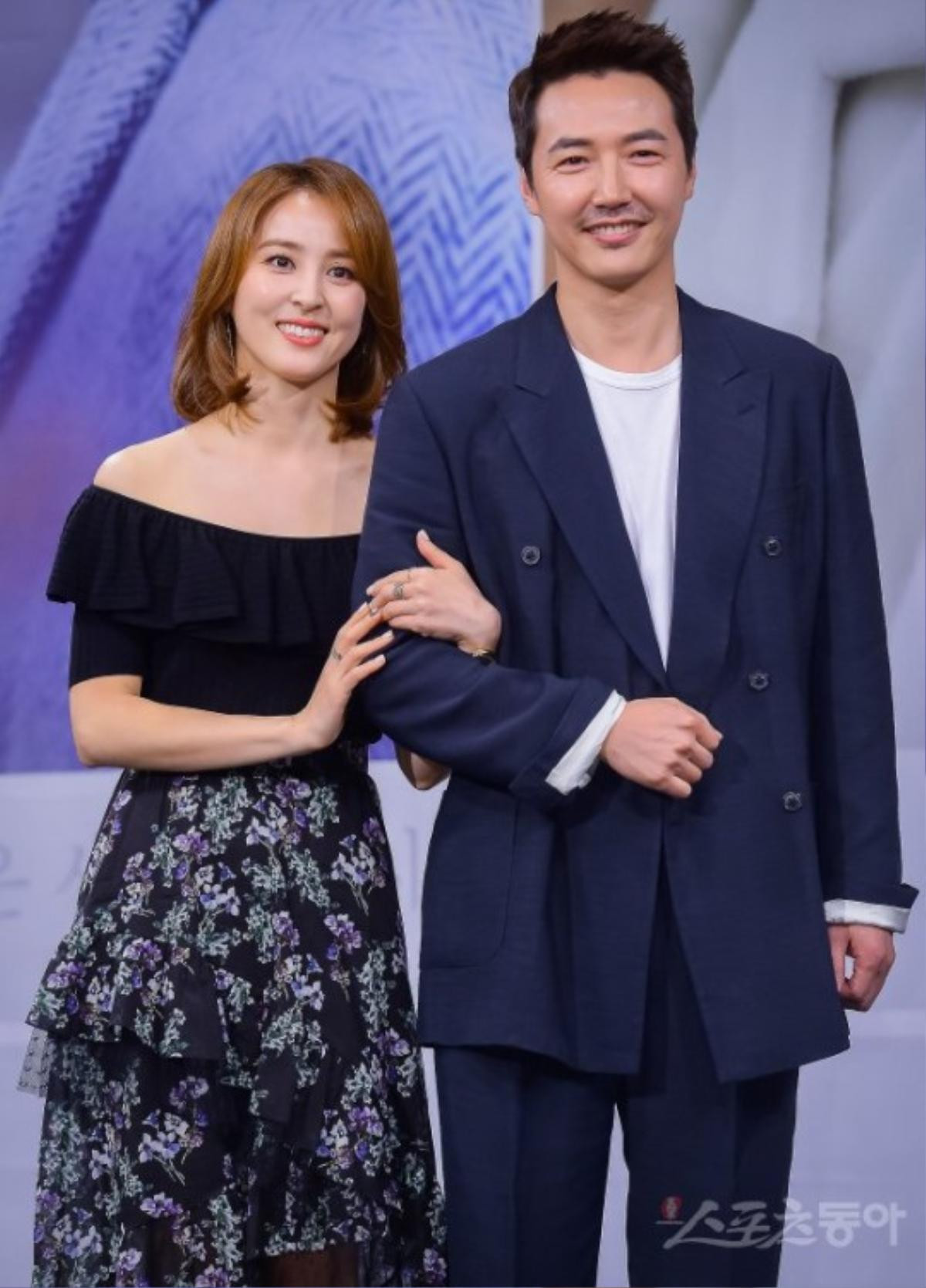 Han Hye Jin và Yoo In Young khoe sắc bên Yoon Sang Hyun tại họp báo 'Let’s Watch The Sunset' Ảnh 14