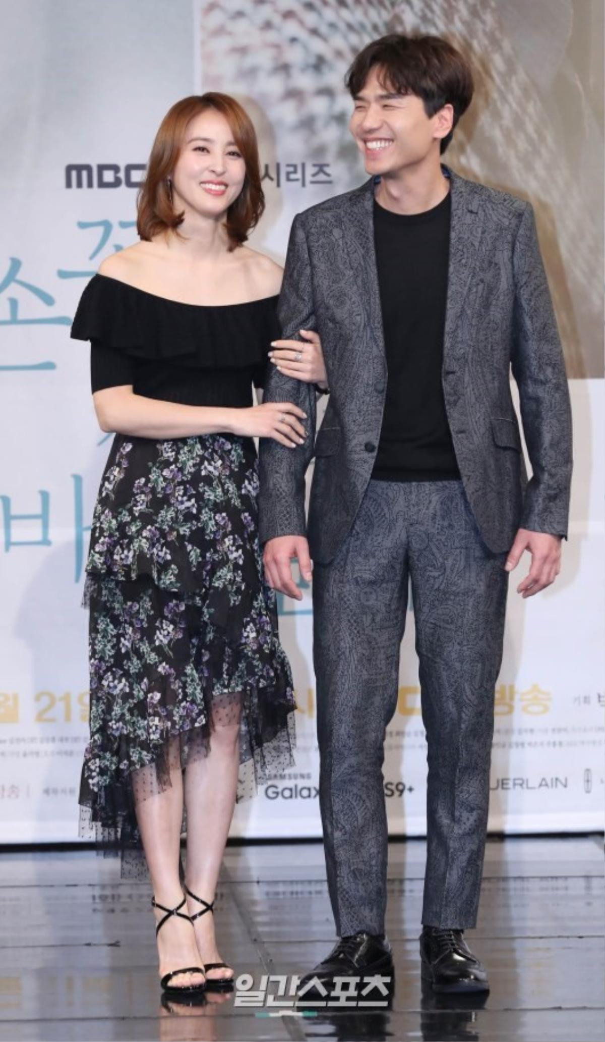 Han Hye Jin và Yoo In Young khoe sắc bên Yoon Sang Hyun tại họp báo 'Let’s Watch The Sunset' Ảnh 13