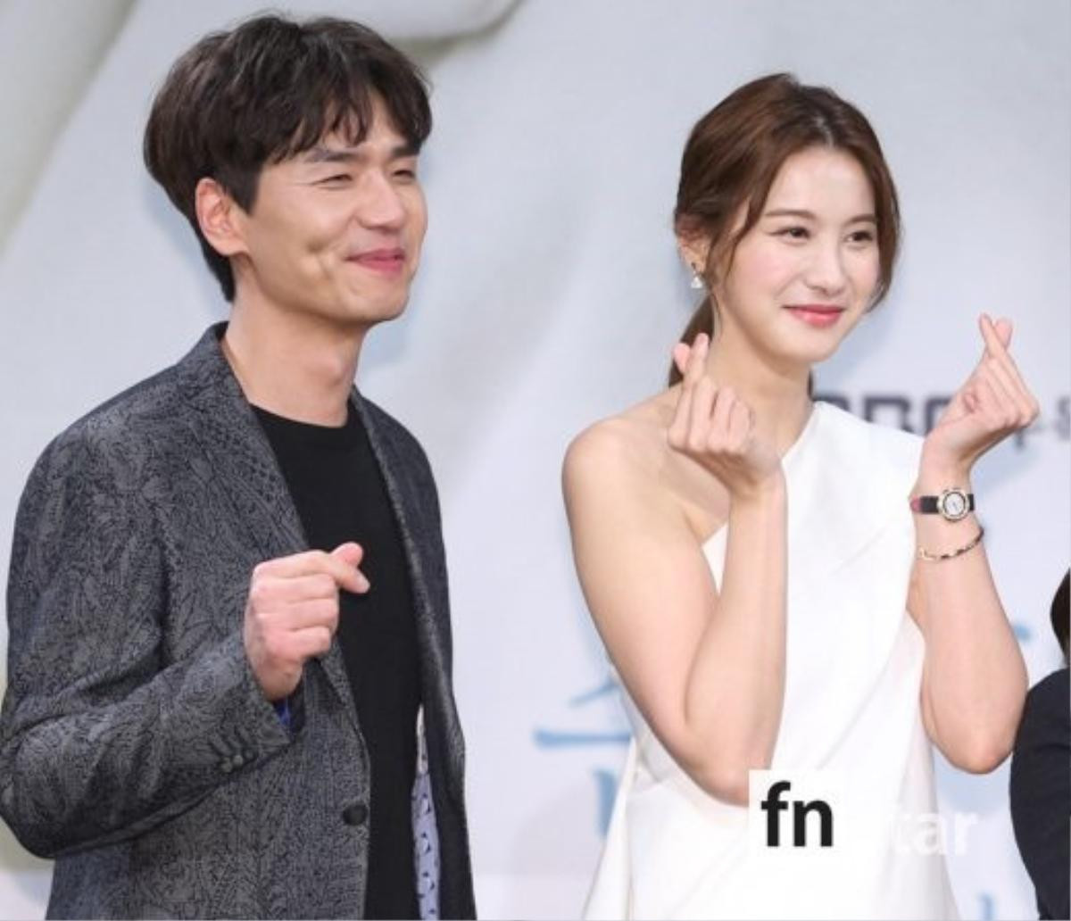 Han Hye Jin và Yoo In Young khoe sắc bên Yoon Sang Hyun tại họp báo 'Let’s Watch The Sunset' Ảnh 12