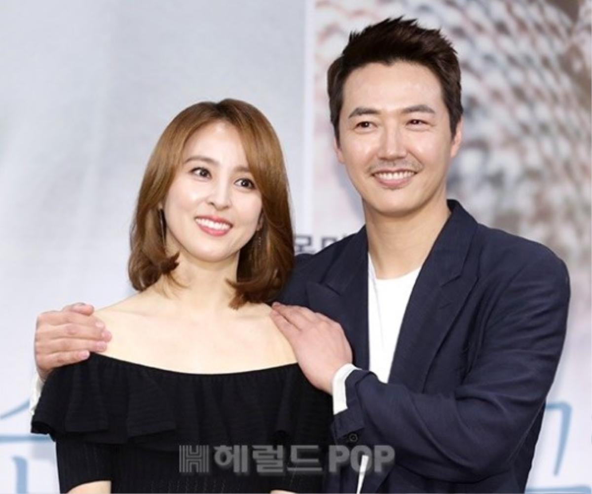 Han Hye Jin và Yoo In Young khoe sắc bên Yoon Sang Hyun tại họp báo 'Let’s Watch The Sunset' Ảnh 9