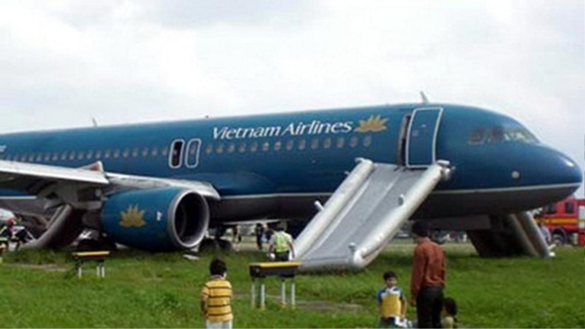 Nam hành khách tự ý mở cửa thoát hiểm máy bay, Vietnam Airlines phải tạm dừng hơn 2 giờ để xử lý Ảnh 1