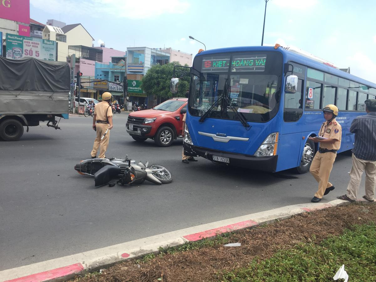 Băng qua đường, thanh niên bị xe buýt húc văng nhiều mét nguy kịch Ảnh 3