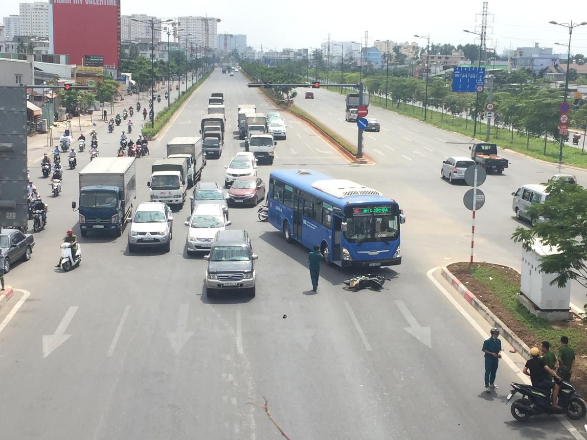 Băng qua đường, thanh niên bị xe buýt húc văng nhiều mét nguy kịch Ảnh 2