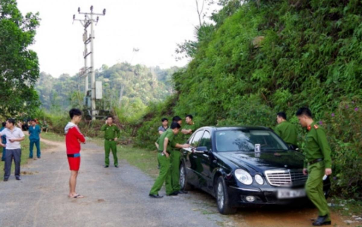 Vụ 3 người cùng gia đình tử vong trong xe Mercedes: Người vợ vẫn ôm con trai Ảnh 1