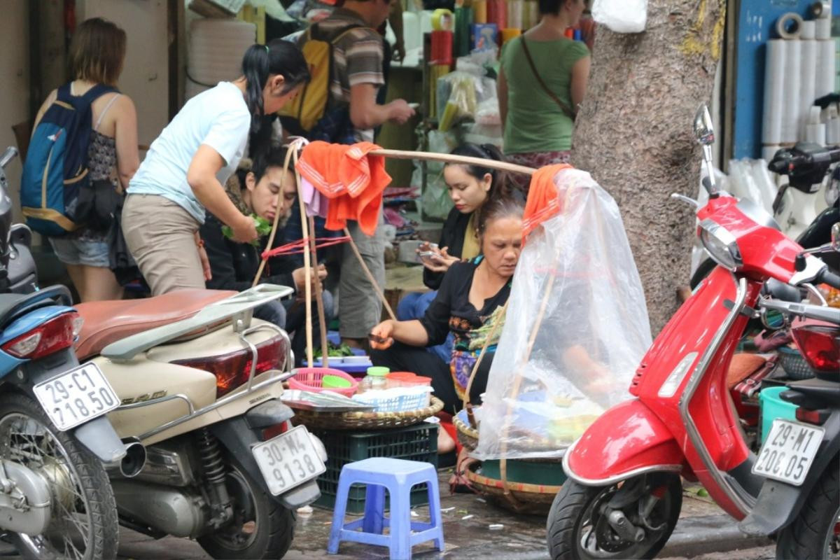 Khám phá món sứa đỏ au như màu máu, ngọt mát thơm ngon đến miếng cuối cùng ở gánh hàng rong đắt khách 70 năm tại phố cổ Ảnh 2