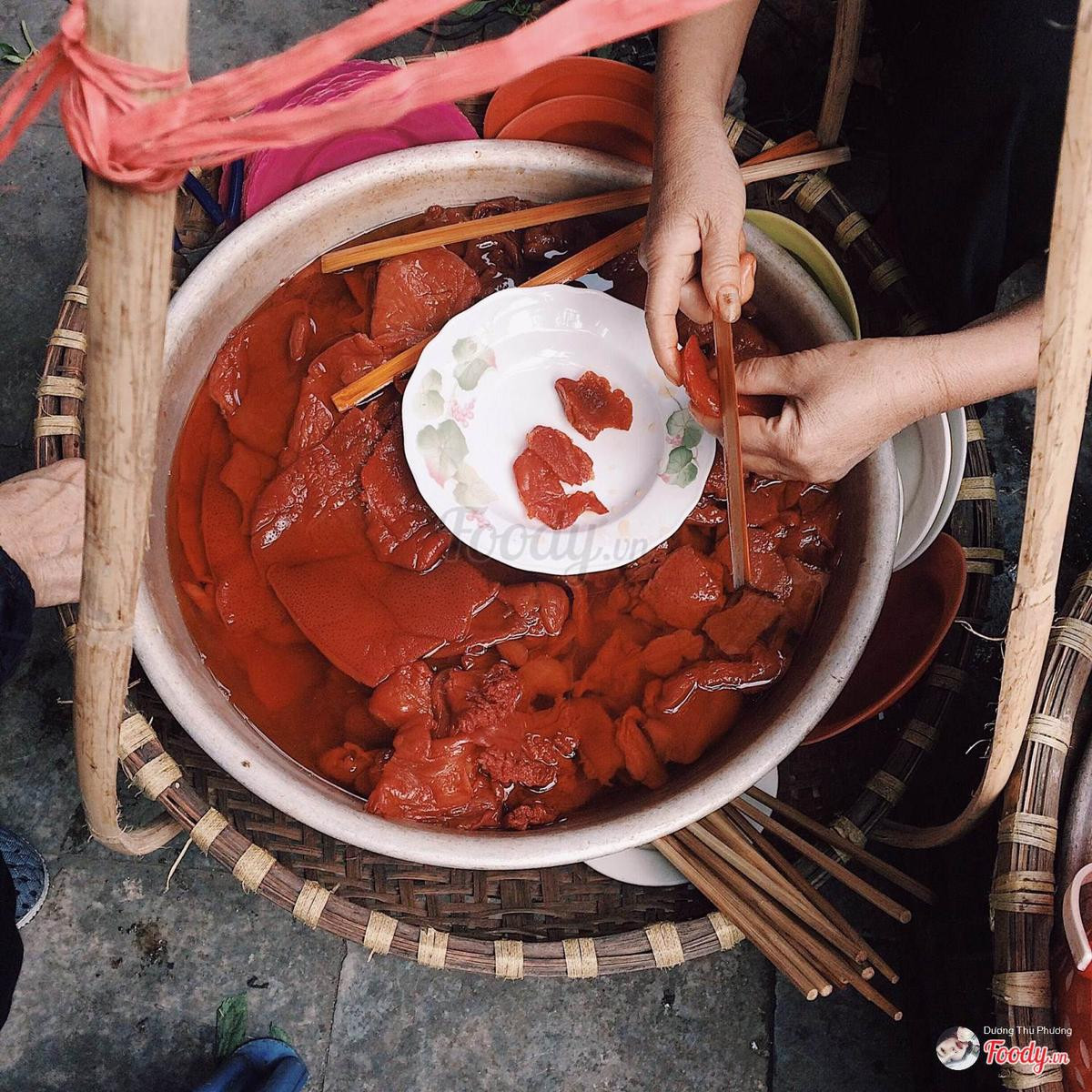 Khám phá món sứa đỏ au như màu máu, ngọt mát thơm ngon đến miếng cuối cùng ở gánh hàng rong đắt khách 70 năm tại phố cổ Ảnh 4