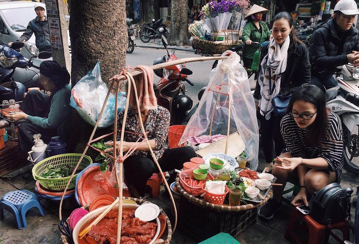 Khám phá món sứa đỏ au như màu máu, ngọt mát thơm ngon đến miếng cuối cùng ở gánh hàng rong đắt khách 70 năm tại phố cổ Ảnh 1