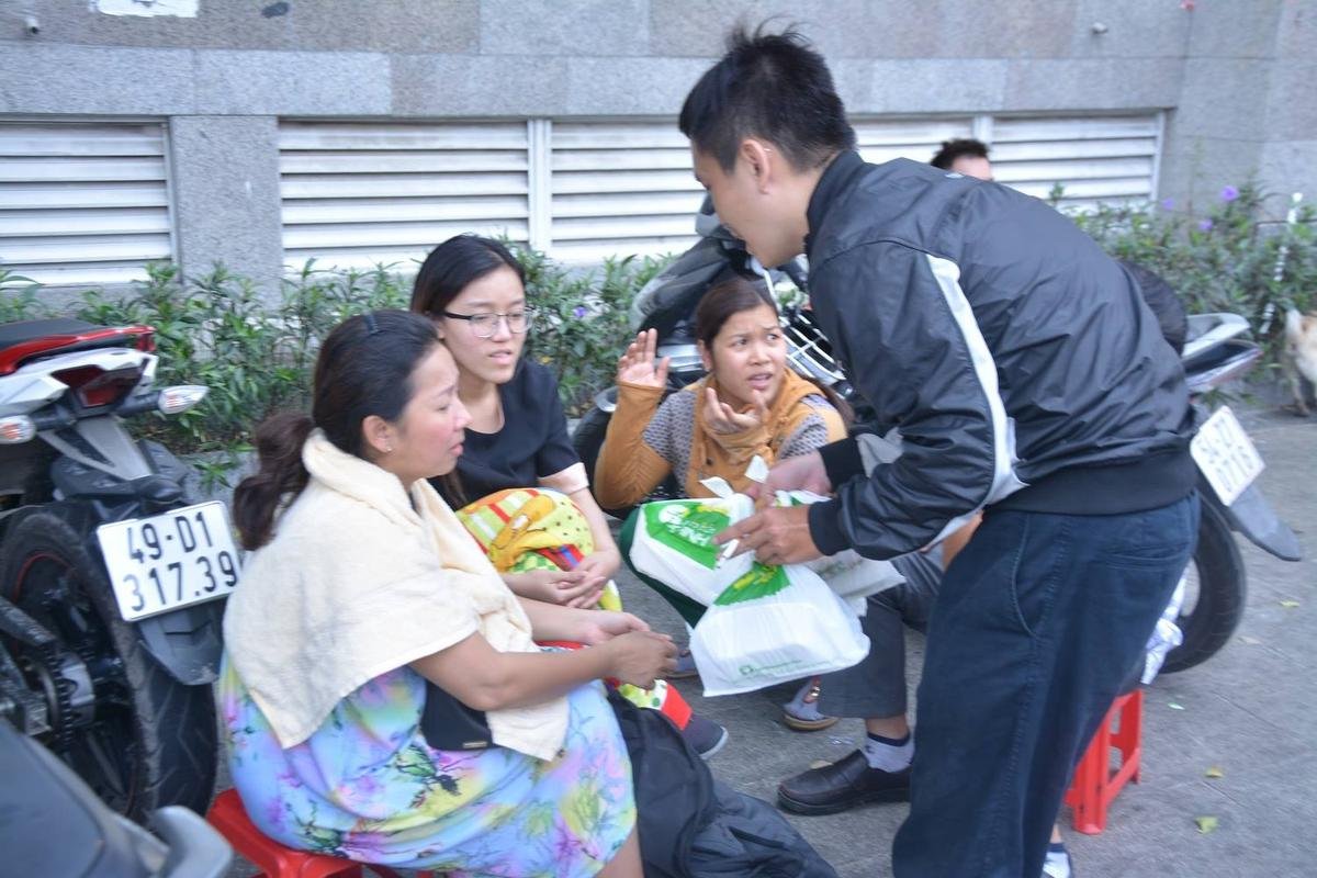 Hành động đẹp tại vụ hỏa hoạn chung cư Carina: Phát cơm, quần áo và nước uống miễn phí cả ngày cho người bị nạn Ảnh 1