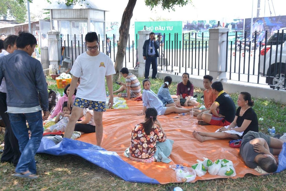 Hành động đẹp tại vụ hỏa hoạn chung cư Carina: Phát cơm, quần áo và nước uống miễn phí cả ngày cho người bị nạn Ảnh 3