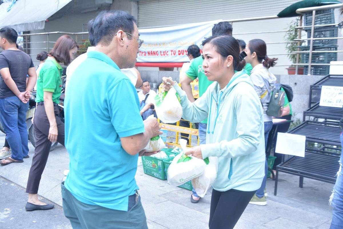 Hành động đẹp tại vụ hỏa hoạn chung cư Carina: Phát cơm, quần áo và nước uống miễn phí cả ngày cho người bị nạn Ảnh 9