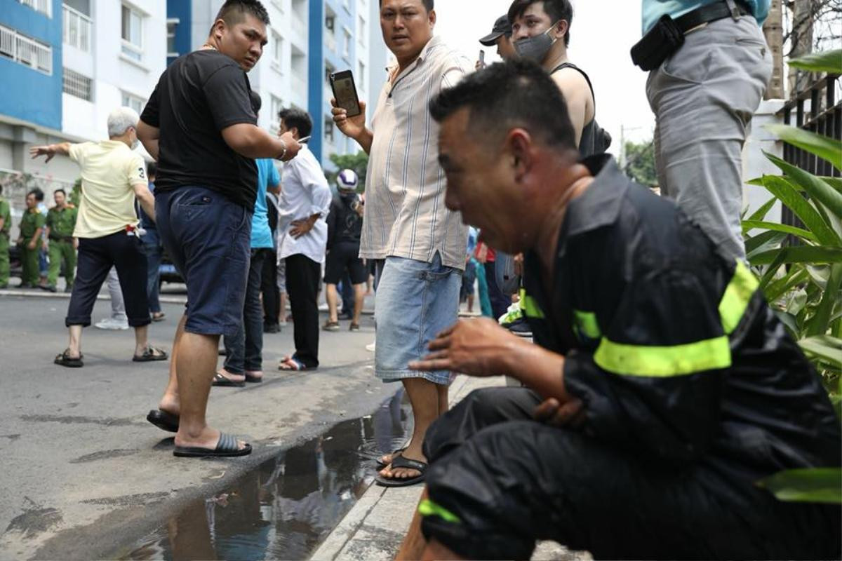 'Anh ấy chỉ ngồi đó' - Chuyện cảm động về người lính cứu hỏa với bàn tay bỏng lột da vẫn hướng về phía đồng đội Ảnh 3