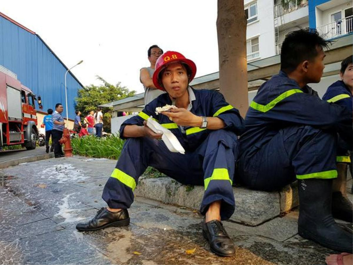 'Anh ấy chỉ ngồi đó' - Chuyện cảm động về người lính cứu hỏa với bàn tay bỏng lột da vẫn hướng về phía đồng đội Ảnh 5