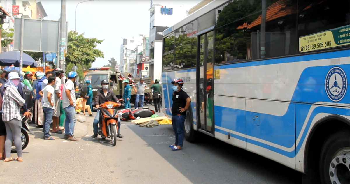 Người thân khóc ngất bên thi thể nam thanh niên bị xe buýt cán tử vong Ảnh 2