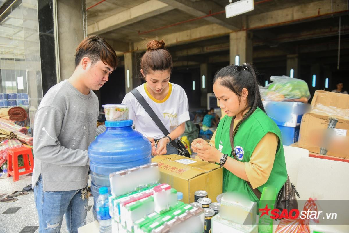 Mỹ Duyên đến thăm hỏi, động viên người dân tại chung cư Carina sau trận hoả hoạn Ảnh 6