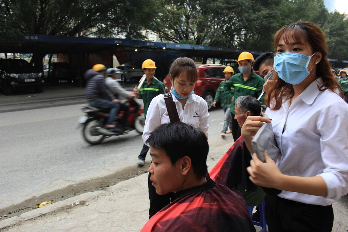 Tiệm cắt tóc 0 đồng cho người lao động nghèo, sinh viên, công nhân… trên vỉa hè Hà Nội Ảnh 4