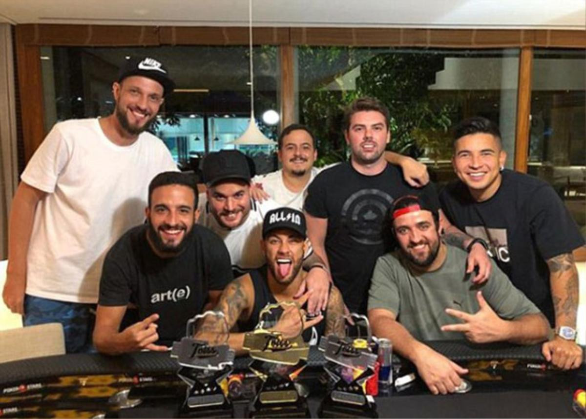 Neymar bị cảnh cáo vì mải mê hú hí với bạn gái và vùi đầu vào cờ bạc Ảnh 3