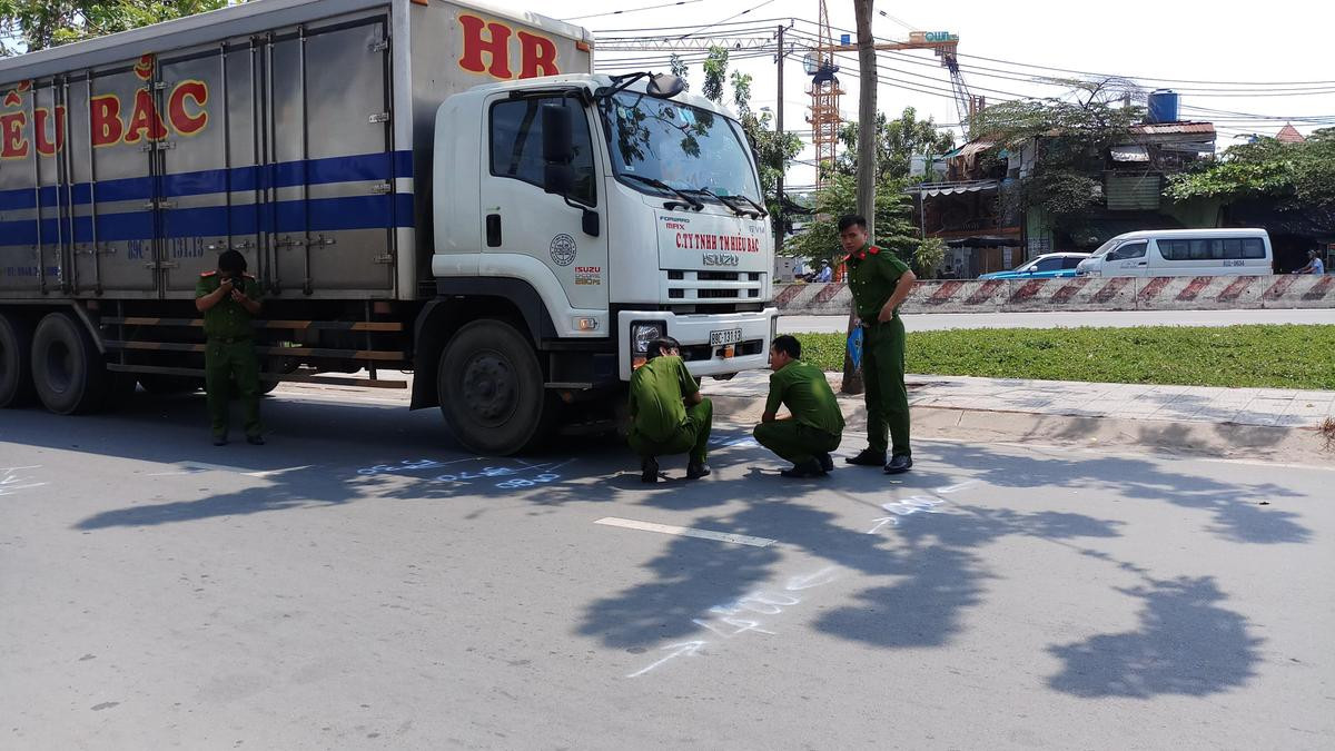 Xe tải cuốn xe máy vào gầm kéo lê hơn 10 mét, một phụ nữ tử vong Ảnh 1