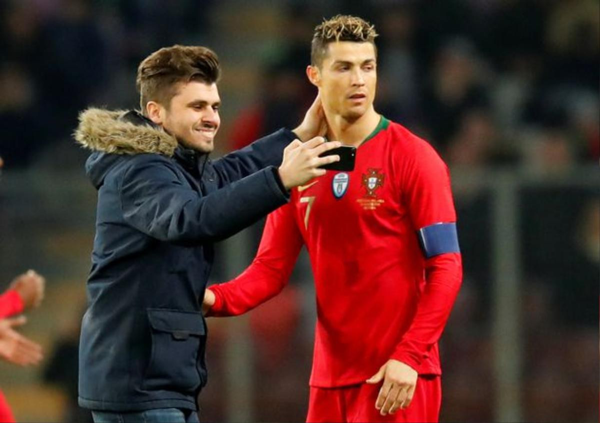 Bồ Đào Nha thua thảm, Ronaldo 'diễn' kiếm penaty vẫn được fan ôm hôn Ảnh 1