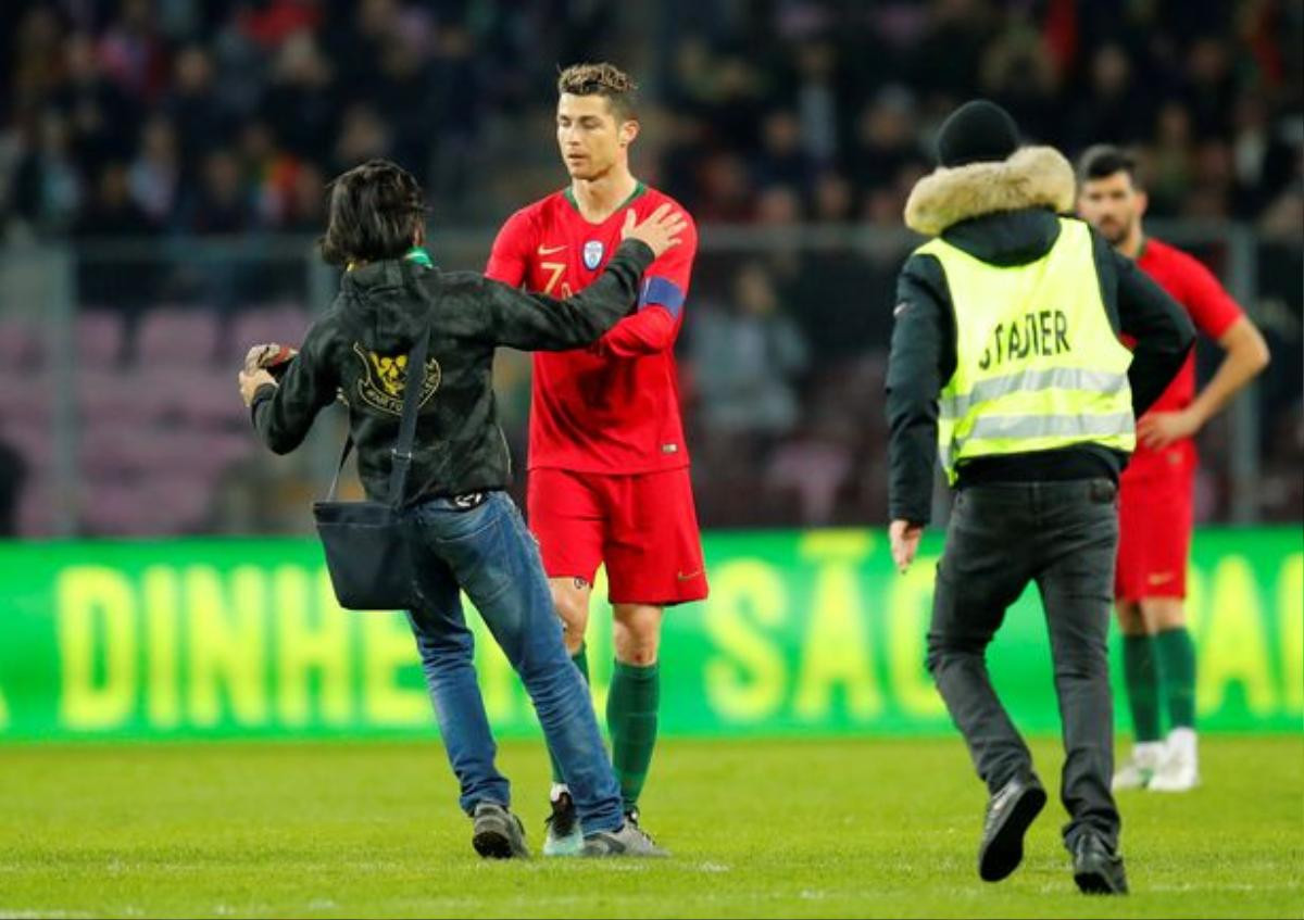 Bồ Đào Nha thua thảm, Ronaldo 'diễn' kiếm penaty vẫn được fan ôm hôn Ảnh 4