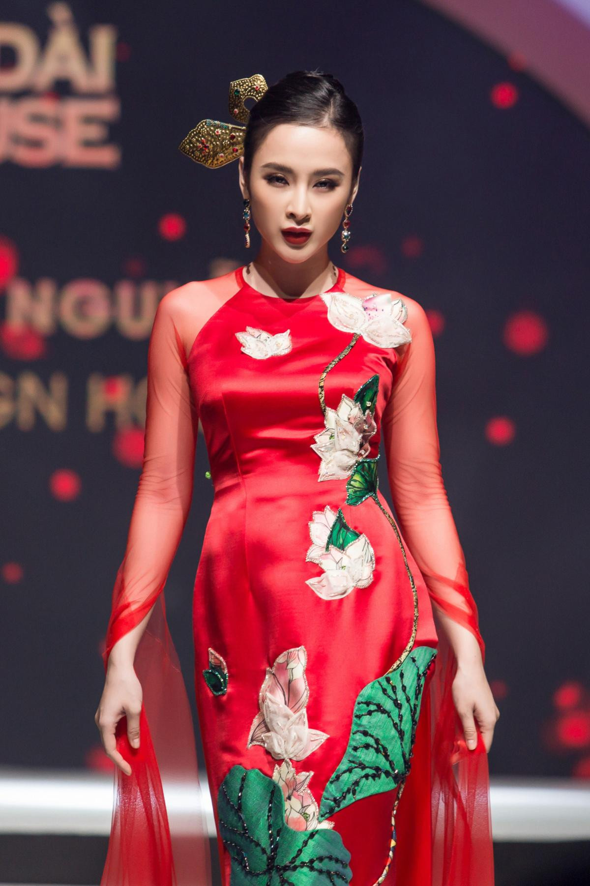 Chán hở bạo, Angela Phương Trinh diện áo dài làm vedette trong show Thủy Nguyễn Ảnh 5