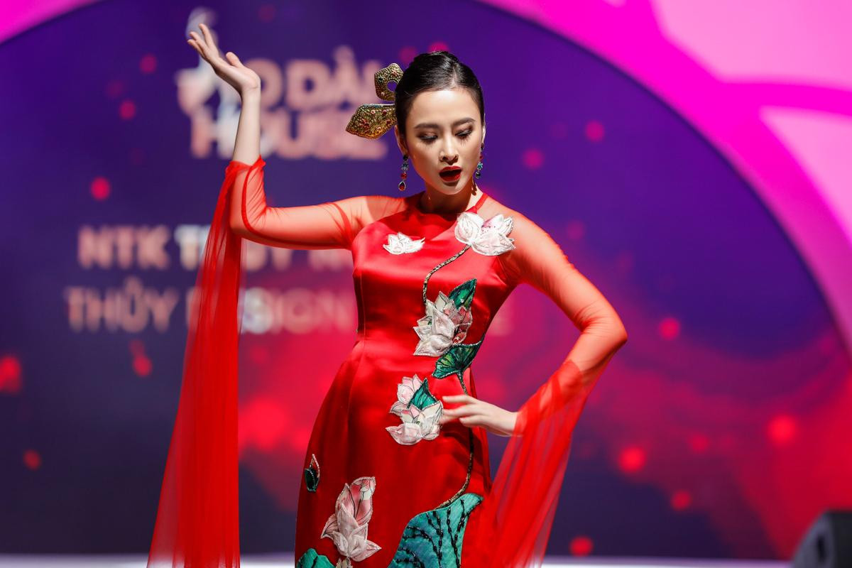 Chán hở bạo, Angela Phương Trinh diện áo dài làm vedette trong show Thủy Nguyễn Ảnh 3