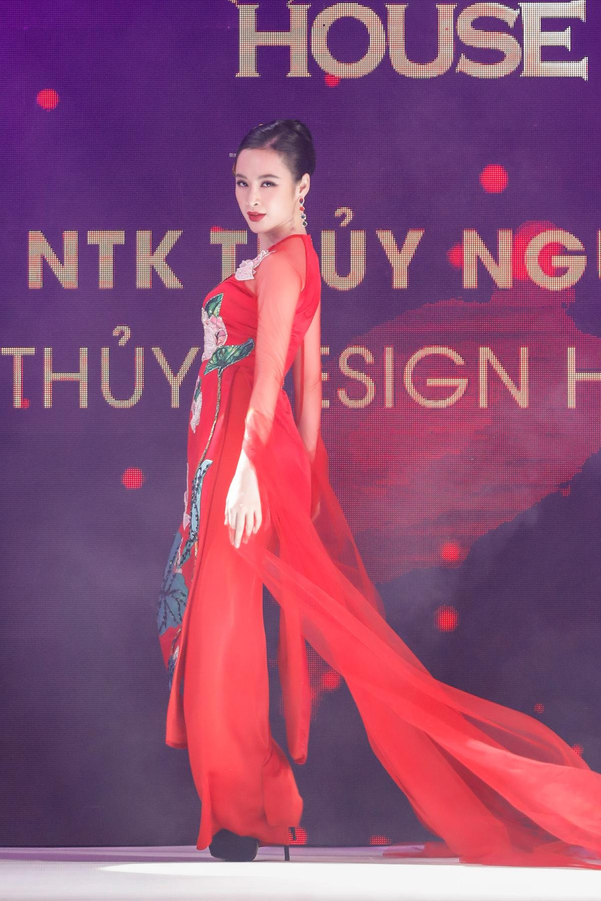 Chán hở bạo, Angela Phương Trinh diện áo dài làm vedette trong show Thủy Nguyễn Ảnh 4