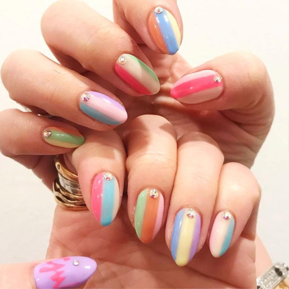 Điểm danh 16 màu nails đang oanh tạc hè này, càng sặc sỡ càng thời thượng Ảnh 8