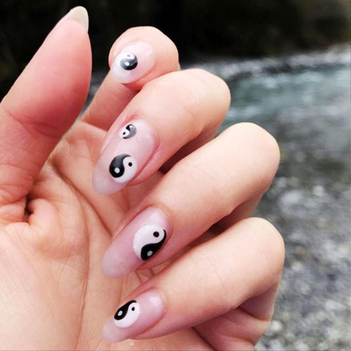 Điểm danh 16 màu nails đang oanh tạc hè này, càng sặc sỡ càng thời thượng Ảnh 9