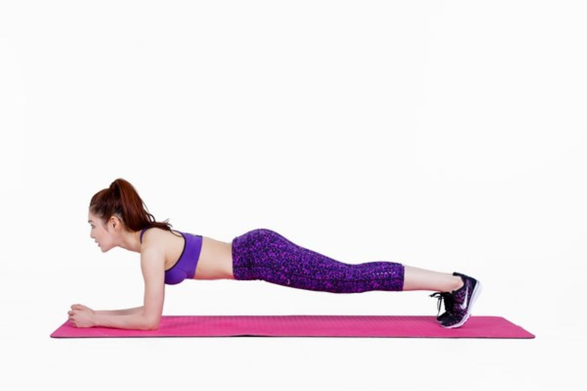 Uống trà sữa ầm ầm mà eo vẫn thon gọn như Minh Tú, bí quyết là 'kết thân' với Plank! Ảnh 3