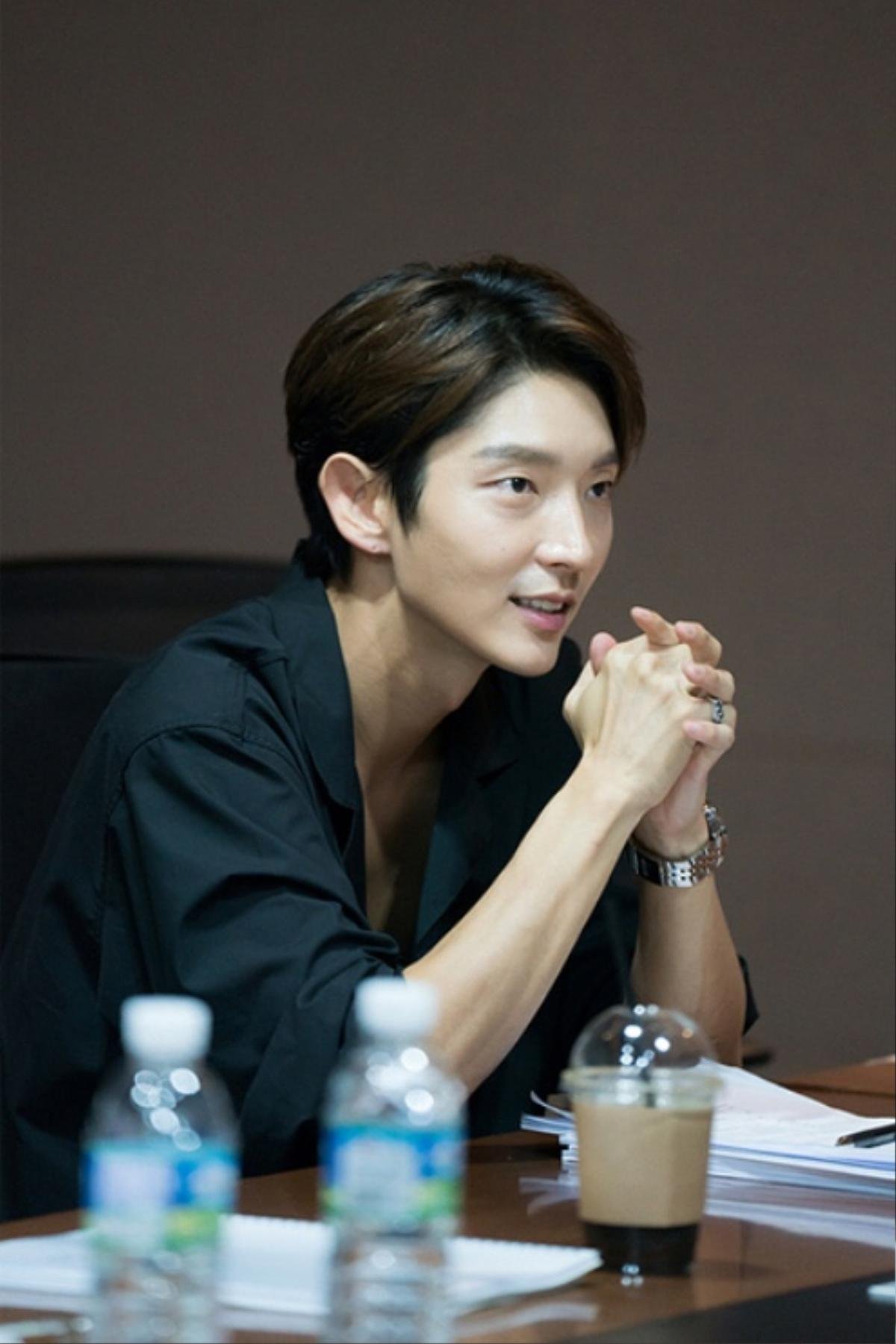 'Tứ hoàng tử' Lee Jun Ki 'xuất thần' tại buổi đọc kịch bản phim 'Lawless Lawyer' Ảnh 2