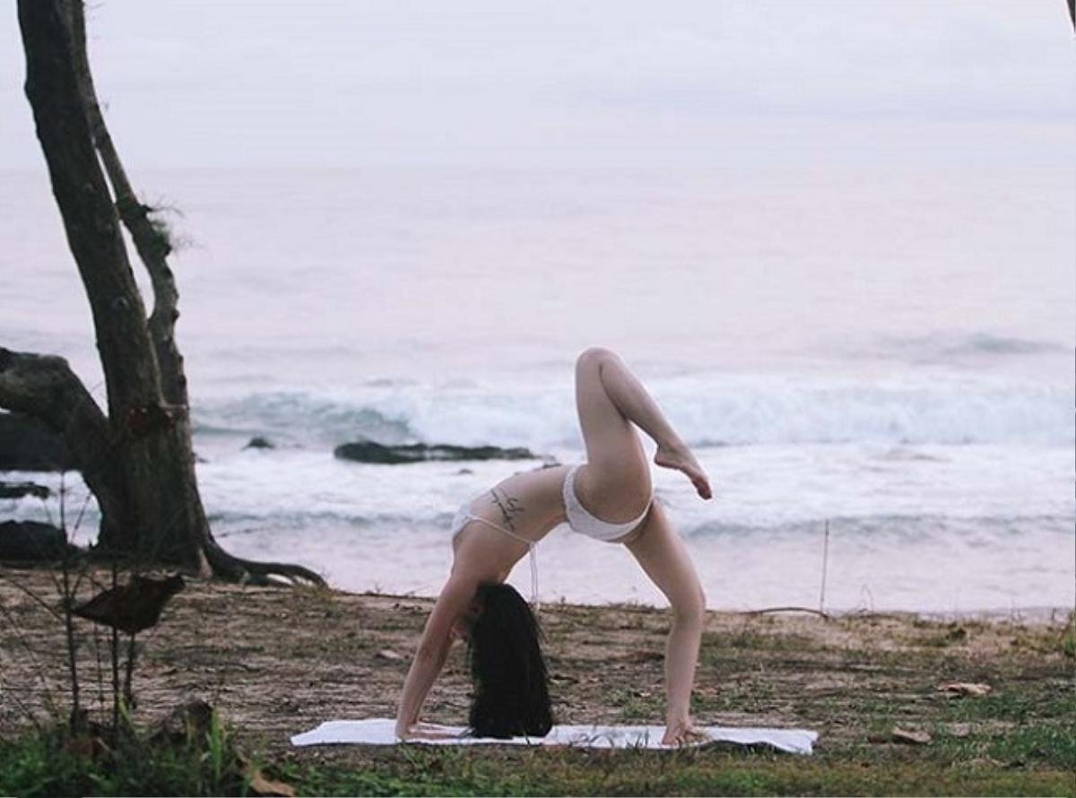 Khoe trình yoga bằng tư thế độc-lạ, mỹ nhân Vbiz phải diện áo tắm sexy đến 'nghẹt thở' Ảnh 15