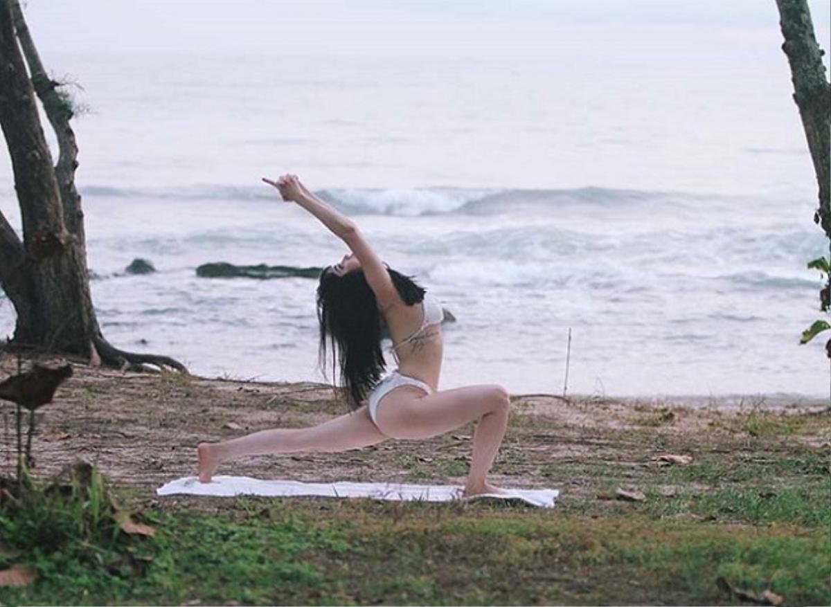 Khoe trình yoga bằng tư thế độc-lạ, mỹ nhân Vbiz phải diện áo tắm sexy đến 'nghẹt thở' Ảnh 14