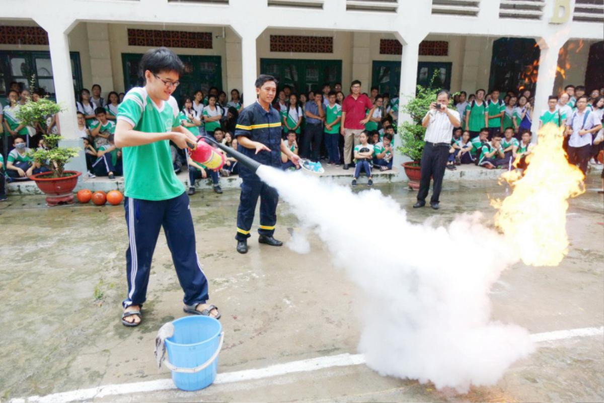 Chỉ 1 trong số 39 học sinh biết dùng bình chữa cháy khi được hỏi Ảnh 1