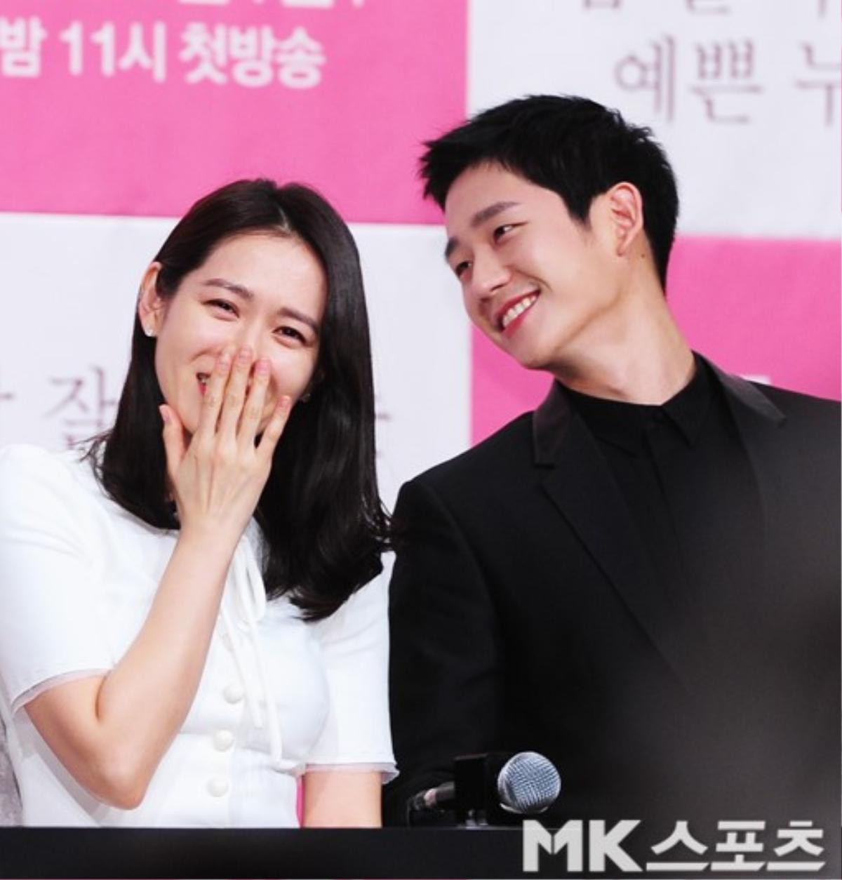 Tiêu đề phim 'Pretty Noona Who Buys Me Food' lấy ý tưởng từ lời Song Hye Kyo dành cho Song Joong Ki Ảnh 22