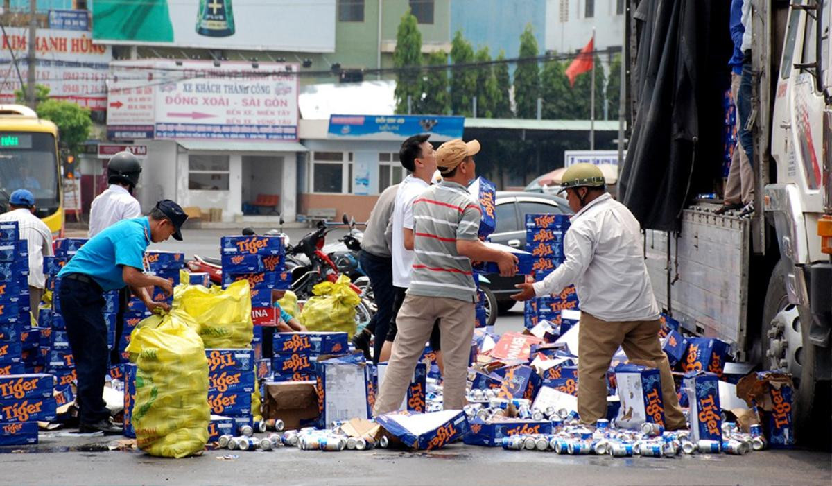 Người dân gom hàng trăm thùng bia rơi xuống đường giúp tài xế Ảnh 1