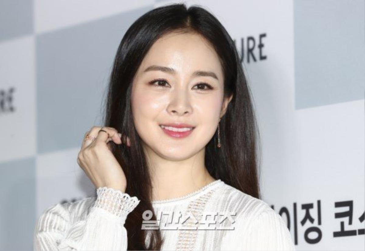 Kim Tae Hee khoe dáng chuẩn trong xuất hiện đầu tiên sau khi hạ sinh con gái đầu lòng Ảnh 7