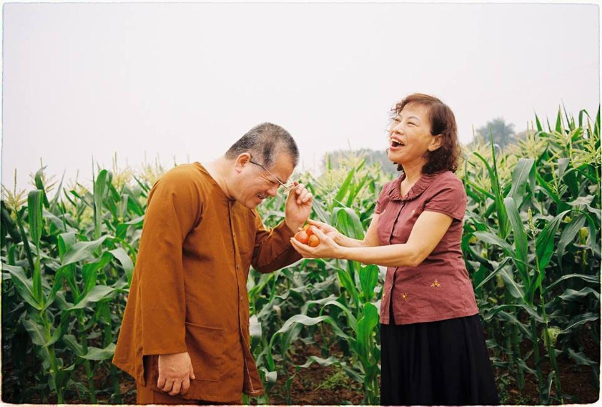 Tặng bố mẹ bộ ảnh kỷ niệm 30 năm ngày cưới, chàng trai không ngờ bố mẹ lại chịu diễn như thế này! Ảnh 12