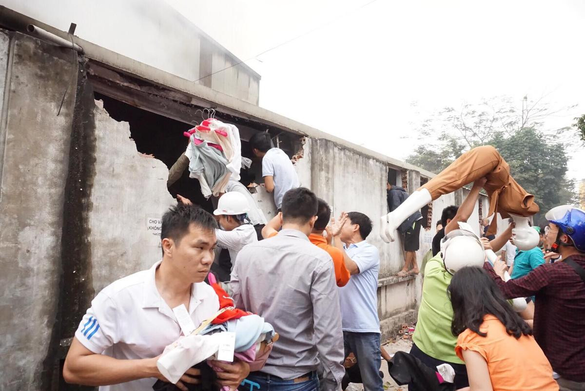 Người dân cùng các tiểu thương nỗ lực cứu hàng hóa ra khỏi đám cháy Ảnh 7