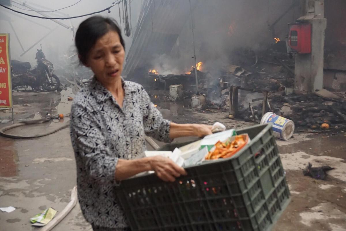 Người dân cùng các tiểu thương nỗ lực cứu hàng hóa ra khỏi đám cháy Ảnh 6