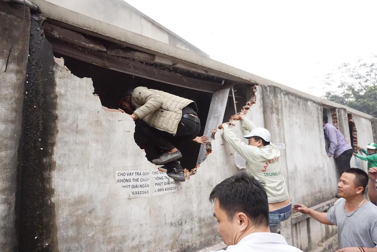 Người dân cùng các tiểu thương nỗ lực cứu hàng hóa ra khỏi đám cháy Ảnh 2