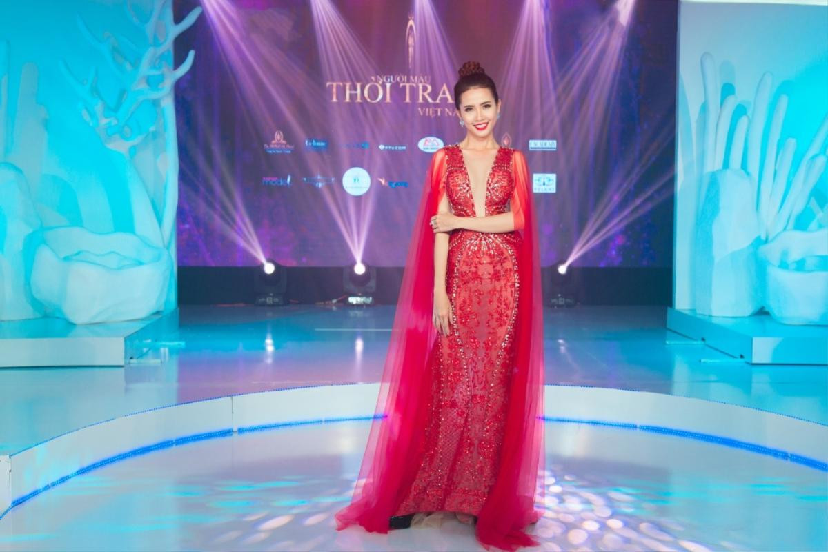 Phan Thị Mơ diện váy xuyên thấu, xẻ sâu đọ sắc cùng Miss Tourism Ambassador 2017 Ảnh 2