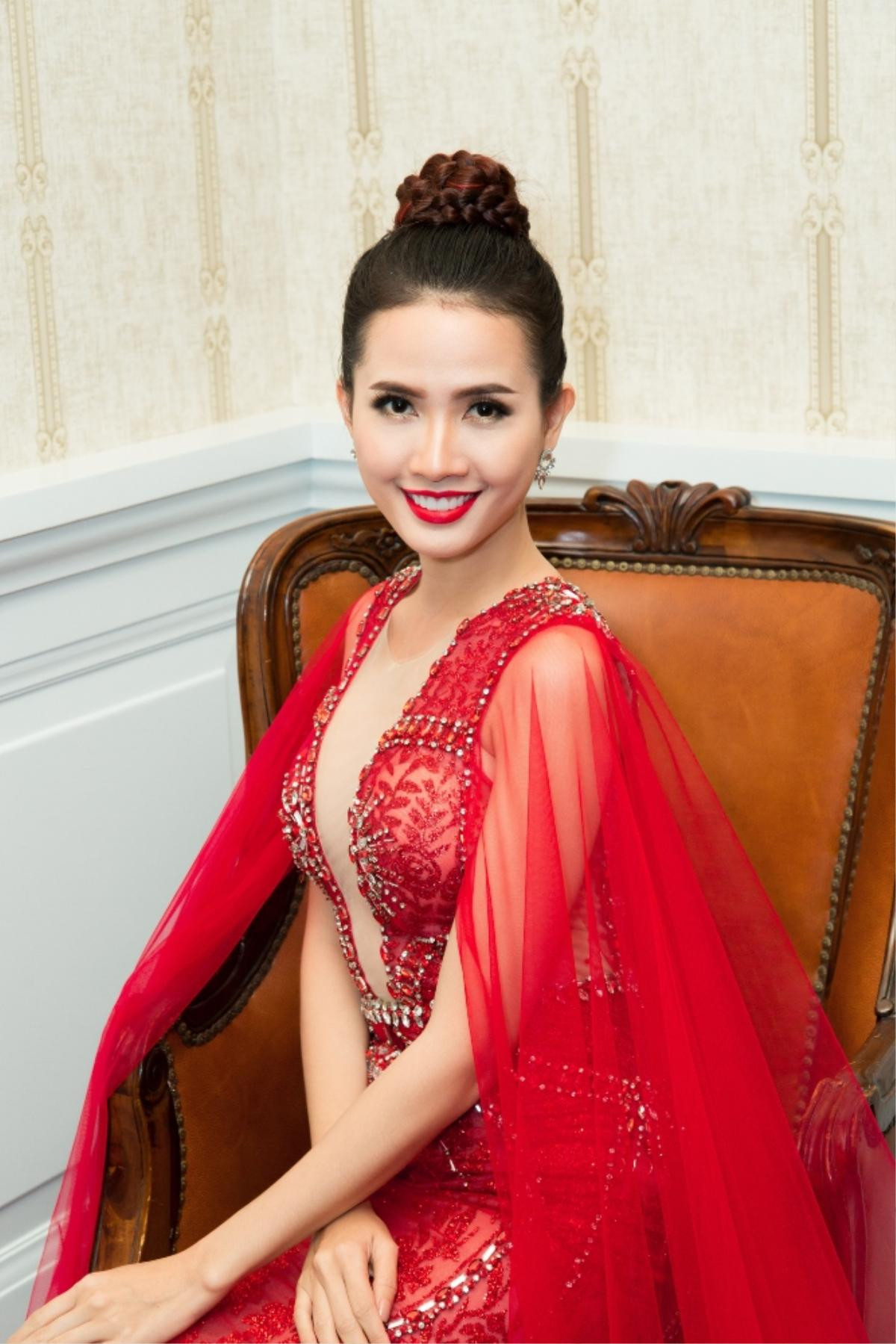 Phan Thị Mơ diện váy xuyên thấu, xẻ sâu đọ sắc cùng Miss Tourism Ambassador 2017 Ảnh 11