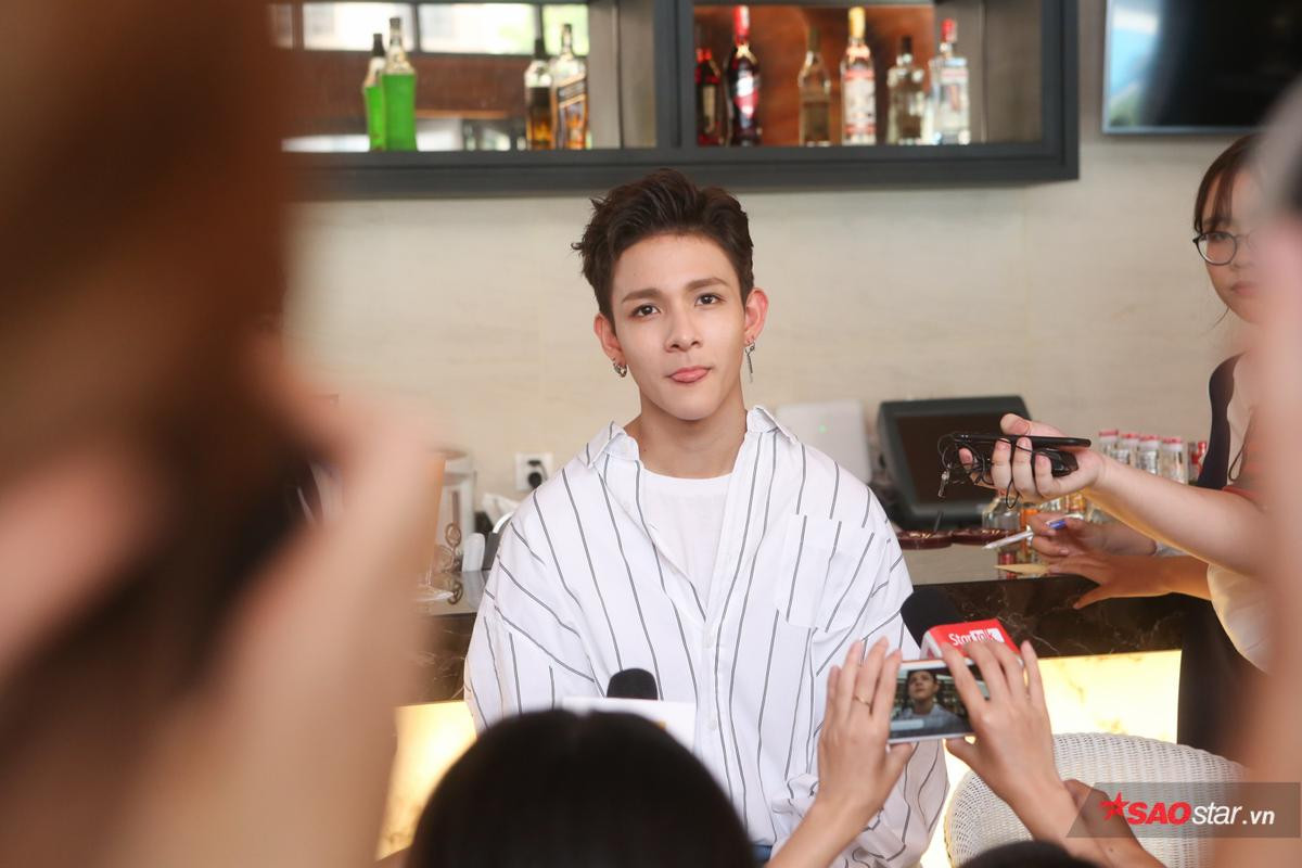 'Hoàng tử lai' Kim Samuel: 'Tôi hơi sợ… nhưng xót xa khi thấy fan chen lấn, xô đẩy' Ảnh 5