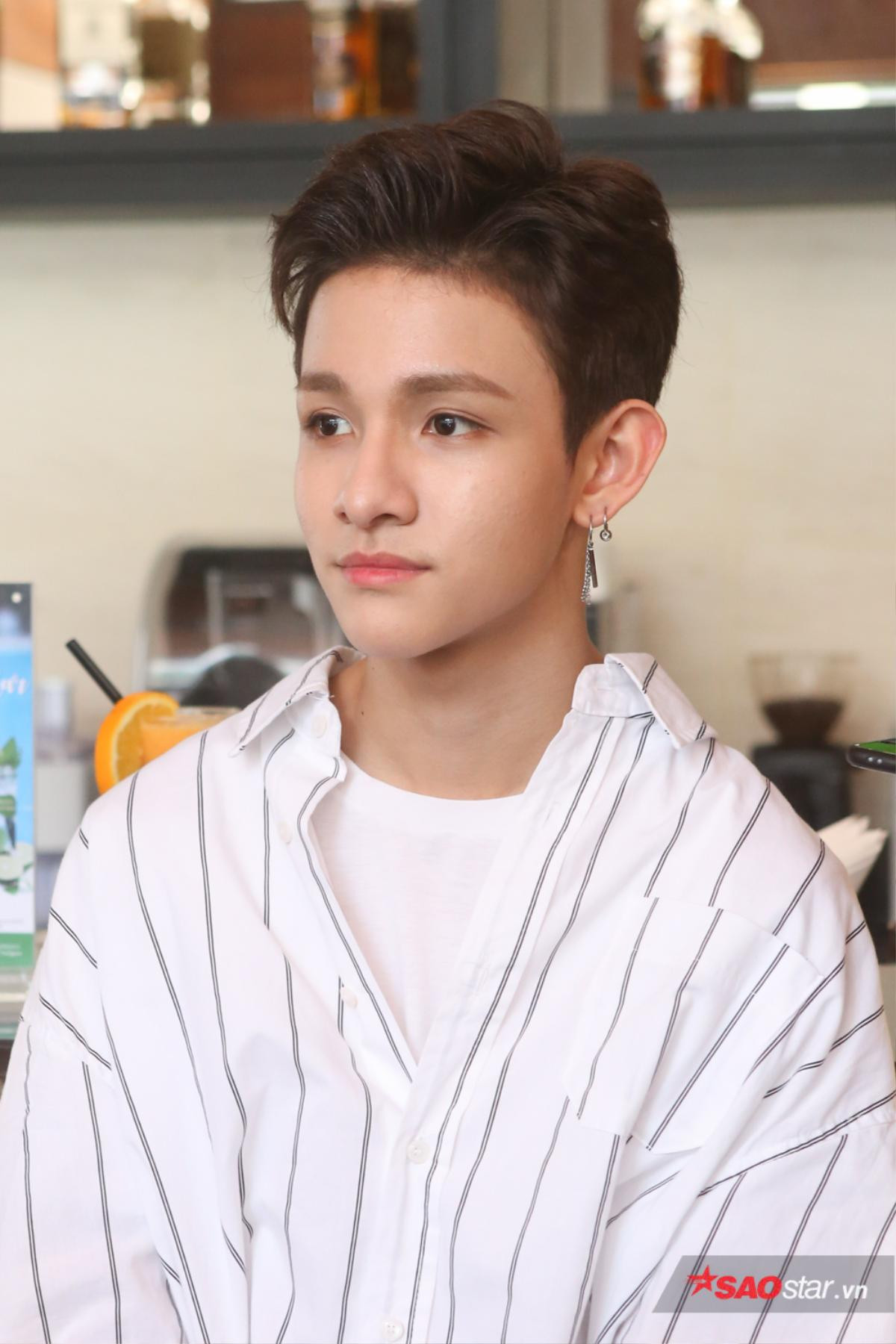 Kim Samuel đẹp trai ngời ngời, thân thiện nán lại họp báo để ký tặng fan Việt Ảnh 2