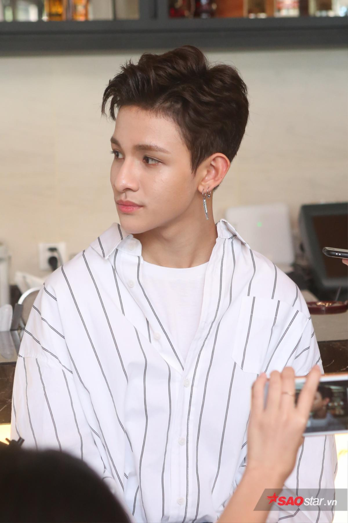 Kim Samuel đẹp trai ngời ngời, thân thiện nán lại họp báo để ký tặng fan Việt Ảnh 3