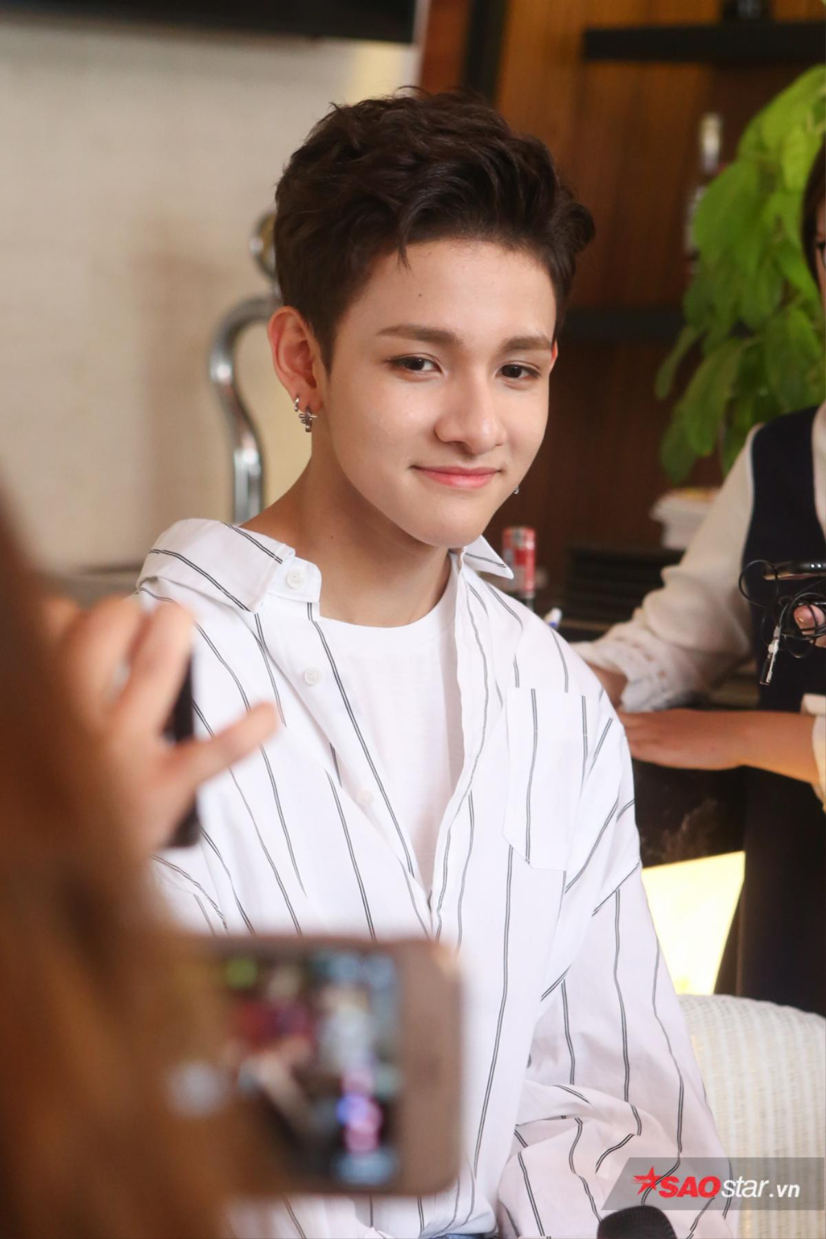 Kim Samuel đẹp trai ngời ngời, thân thiện nán lại họp báo để ký tặng fan Việt Ảnh 4